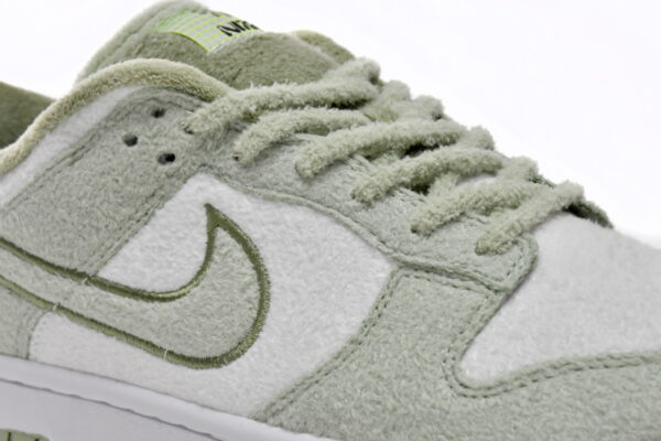 HUF x Nike SB Dunk Low ’Fleece‘’ - Image 3